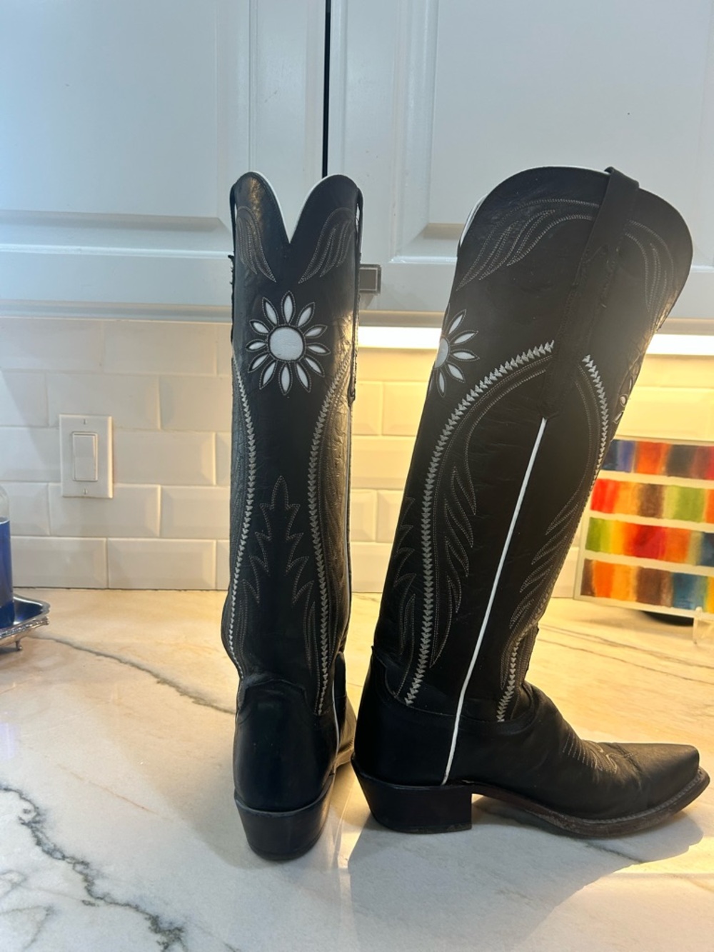 Lucchese, black with white detail floral/sunburst inlay. Size 8. Lightly worn - Picture 3 of 4